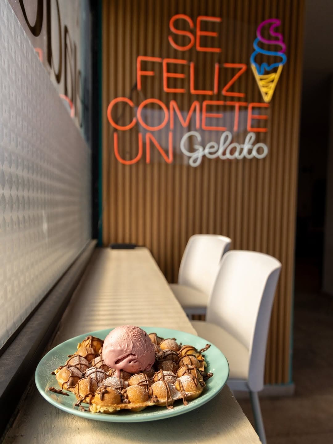 Bubble Waffle & Gelato